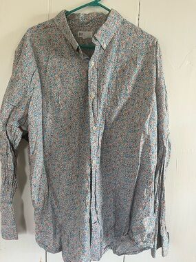 GAP Men’s Light Blue Floral Button-Down Shirt with Coral Accents